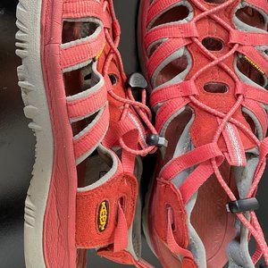 Keen sandals in coral color (like new)